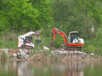 aushub_u.erdarb_wasserbausteine_im_uferbereich_versetzen.jpg